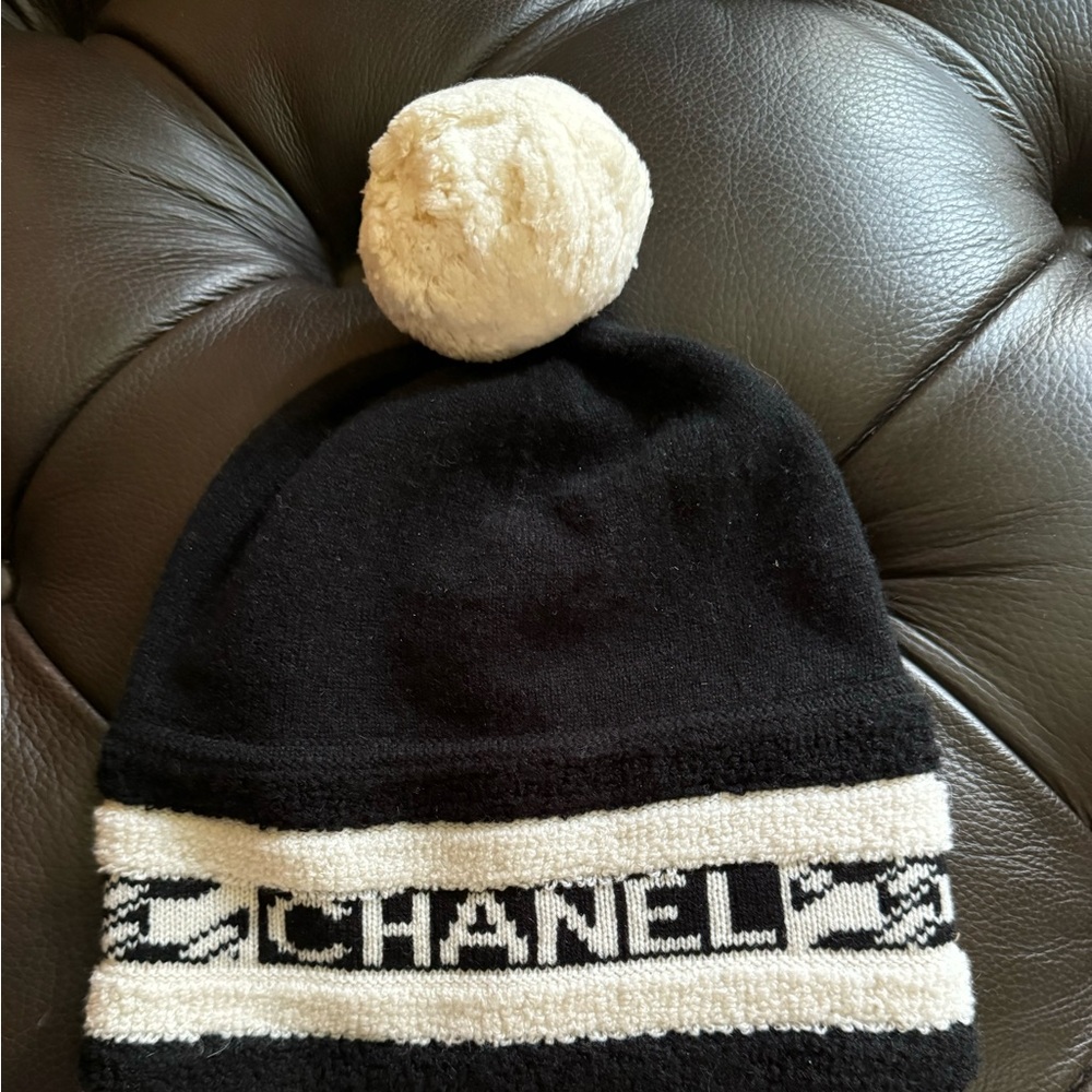 Chanel REV Black White Pom
Pom Cashmere CC Logo Knit Cloche Beanie Winter Hat - Picture 11 of 11